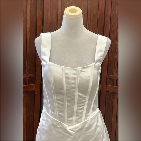 White Satin Bridal Mini Dress w/Removable Train – Vegas, Destination, Modern S/M - Picture 12 of 15